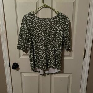 Time and Tru Green Floral Short Sleeve Top